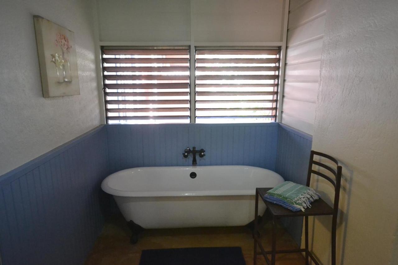 Katamah Beachfront Guesthouse トレジャー・ビーチ エクステリア 写真