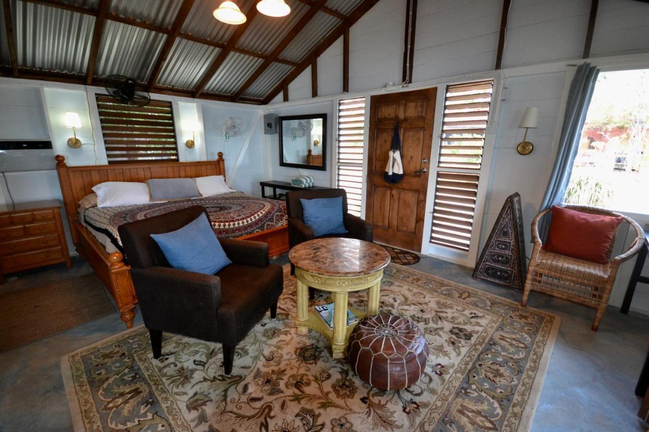 Katamah Beachfront Guesthouse トレジャー・ビーチ エクステリア 写真