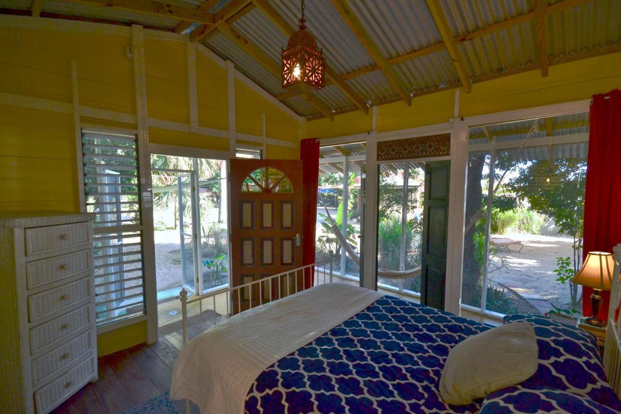 Katamah Beachfront Guesthouse トレジャー・ビーチ エクステリア 写真
