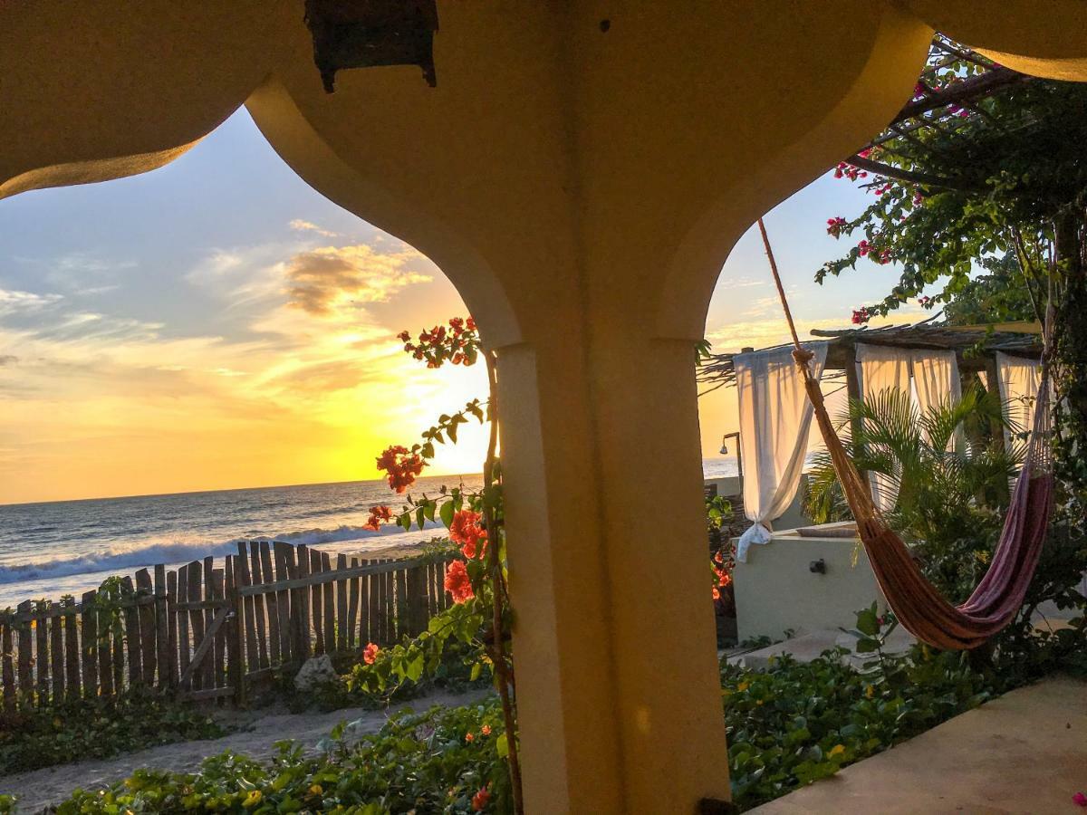 Katamah Beachfront Guesthouse トレジャー・ビーチ エクステリア 写真