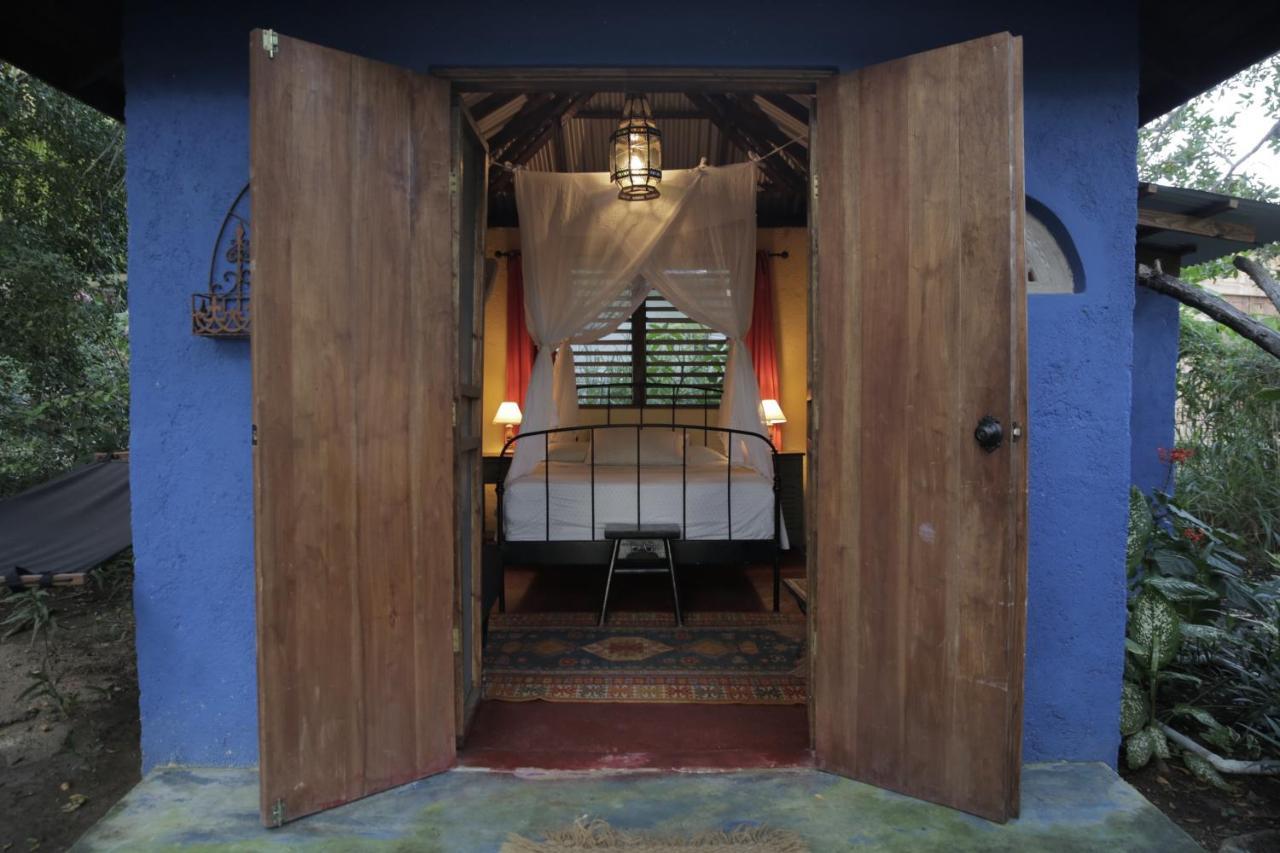 Katamah Beachfront Guesthouse トレジャー・ビーチ エクステリア 写真